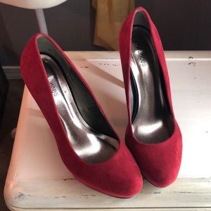 Red pumps